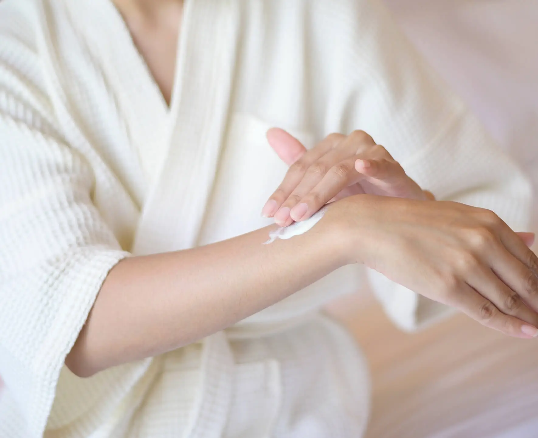 Почему кожа рук грубеет и как это предотвратить