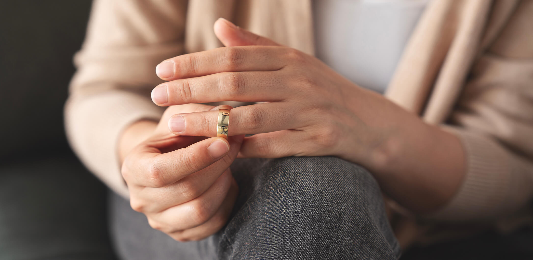 Как убрать следы от колец на пальцах