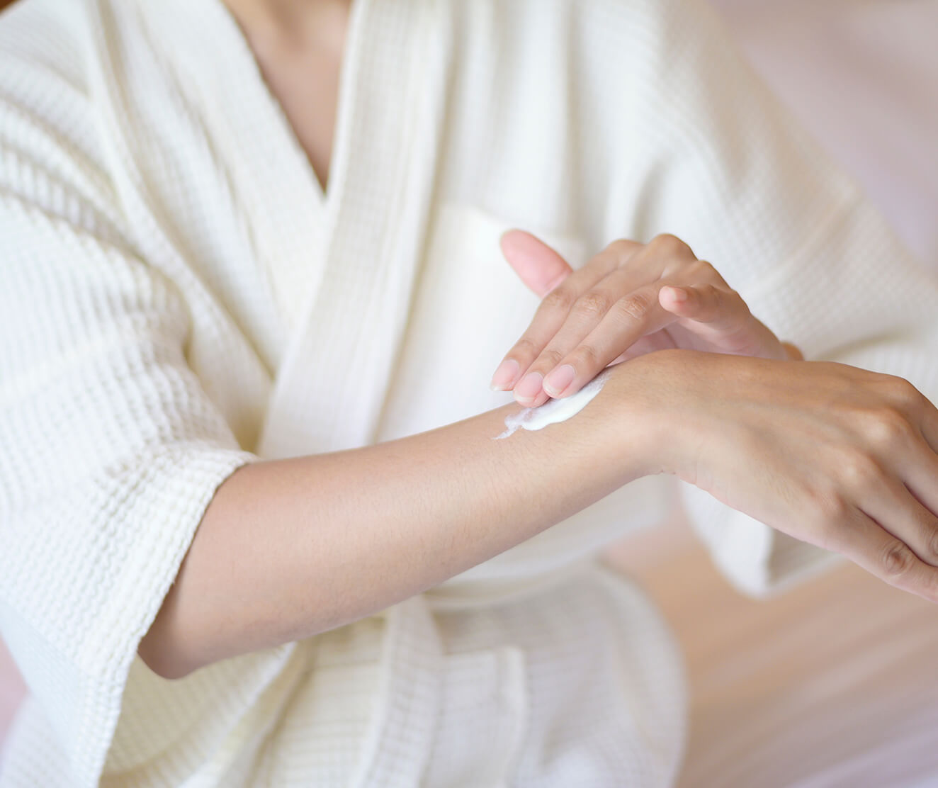 Почему кожа рук грубеет и как это предотвратить